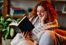 Изображение Юлия Цезаря, который нервно курит в стороне, окруженный книгами.