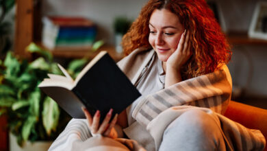 Изображение Юлия Цезаря, который нервно курит в стороне, окруженный книгами.