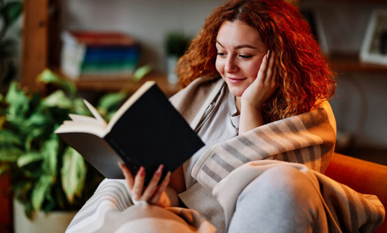 Изображение Юлия Цезаря, который нервно курит в стороне, окруженный книгами.
