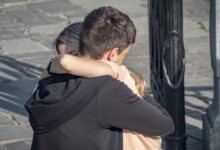 Изображение, иллюстрирующее влияние прикосновений на эмоциональное состояние