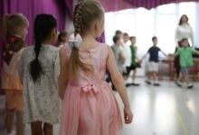 Малыши играют в детском саду во время грандиозной игровой революции.