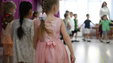 Малыши играют в детском саду во время грандиозной игровой революции.