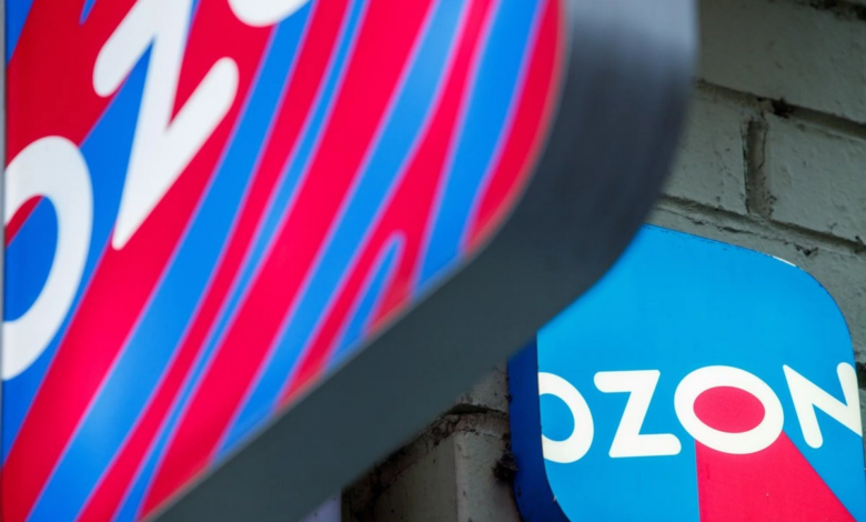 Пункты выдачи Ozon, превращенные в мини-склады для хранения посылок.