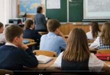 Восьмиклассники в школьной машине времени, отправляющиеся в прошлое