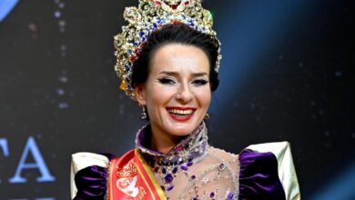 Миссис Россия Куклачева с короной, окруженная котиками и бриллиантами.
