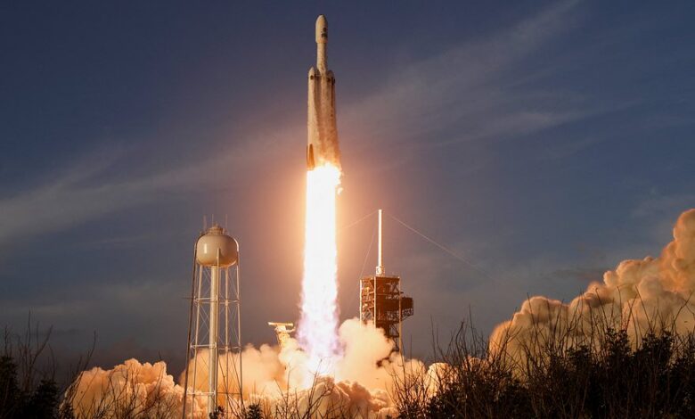 Илон Маск с командой SpaceX на фоне юбилейной ракеты