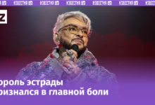 Филипп Киркоров в роскошном наряде с перьями и стразами
