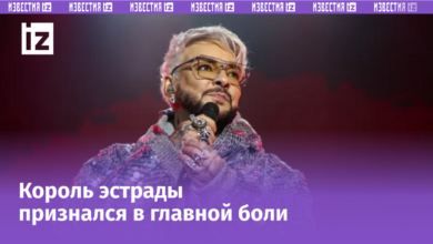 Филипп Киркоров в роскошном наряде с перьями и стразами