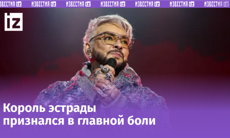 Филипп Киркоров в роскошном наряде с перьями и стразами