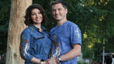 Анастасия Макеева и её муж с подарком, символизирующим швейцарскую точность