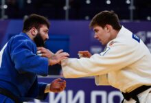 Валерий Ендовицкий с золотой медалью на фоне Дуная