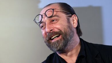 Владимир Панков, олицетворяющий концепцию лени как силы, с горными пейзажами на фоне.