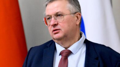 Российские бизнесмены на фоне бескрайних степей