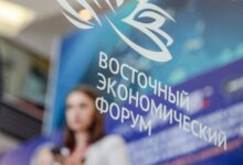 Космический корабль на фоне звездного неба с русскими буквами