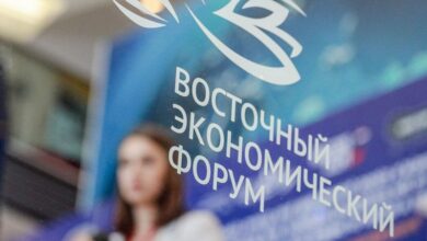 Космический корабль на фоне звездного неба с русскими буквами
