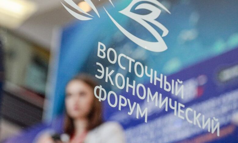 Космический корабль на фоне звездного неба с русскими буквами