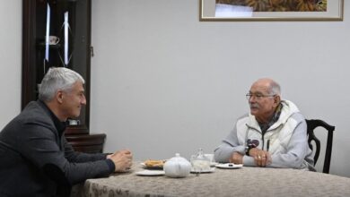 Группа мужчин, размышляющих о жизни и искусстве, вдохновленная работами Никиты Михалкова.