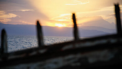 Изображение, иллюстрирующее процесс получения пресной воды из солнечных лучей.