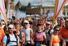 Москвичи бегут по улицам, заменяя диваны на кроссовки и наушники