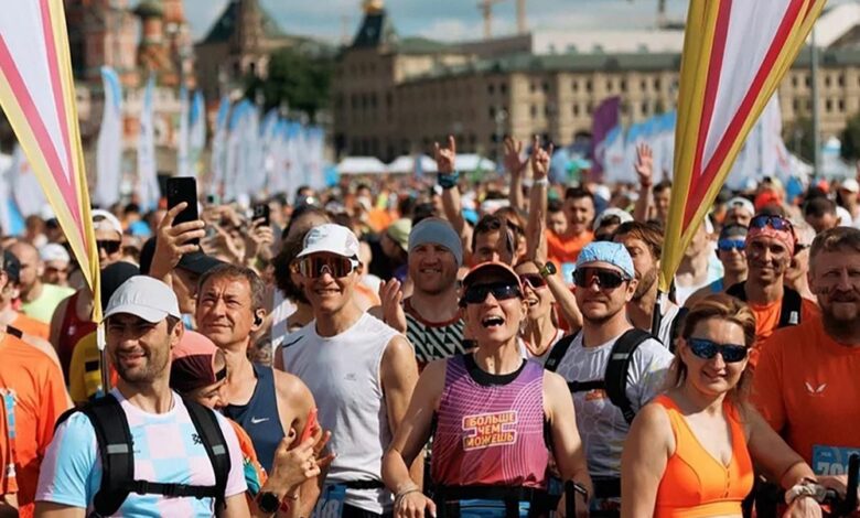 Москвичи бегут по улицам, заменяя диваны на кроссовки и наушники