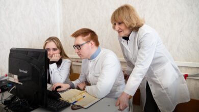 Молодой человек на фоне яркого заката, символизирующего начало новой жизни и карьерных возможностей.