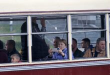Деревянные вагоны поезда, символизирующие возвращение к историческим транспортным средствам.