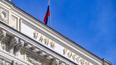 Иллюстрация концепции цифрового ренессанса с акцентом на невидимые деньги и глобальную связь