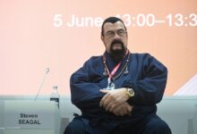 Стивен Сигал играет в шахматы с нейросетью, на фоне Урала и трофейной ушанки.