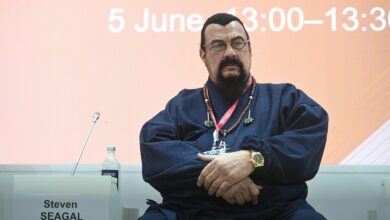 Стивен Сигал играет в шахматы с нейросетью, на фоне Урала и трофейной ушанки.