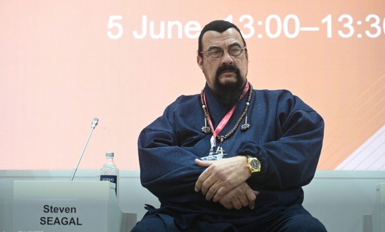 Стивен Сигал играет в шахматы с нейросетью, на фоне Урала и трофейной ушанки.