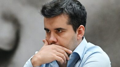 Ян Непомнящий празднует победу над Магнусом Карлсеном на турнире в Бангалоре