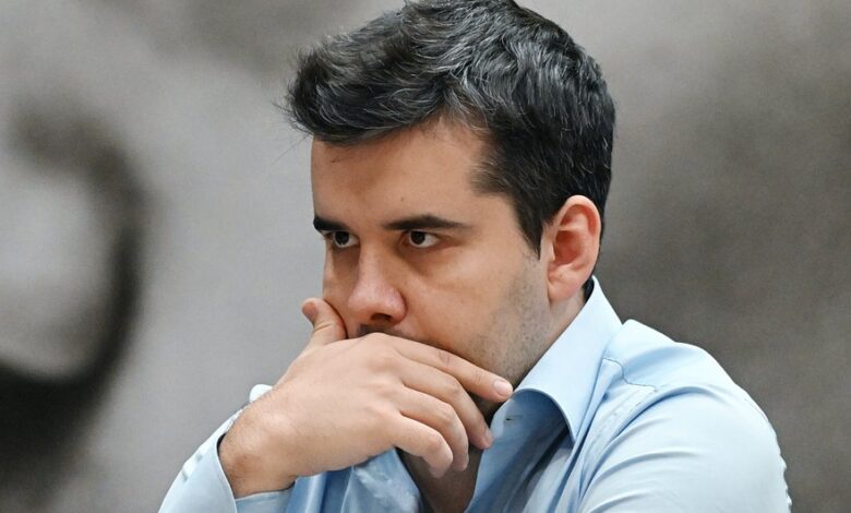 Ян Непомнящий празднует победу над Магнусом Карлсеном на турнире в Бангалоре