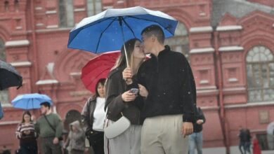 Изображение, иллюстрирующее тему любви и диктата в домашних отношениях.