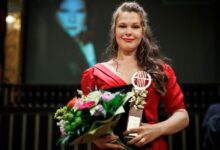 Русская певица на сцене в Будапеште, окруженная золотыми наградами