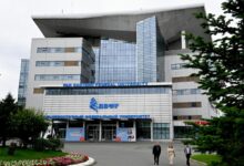 Студенты на фоне сопок Дальнего Востока, символизирующие новый выбор и уют.