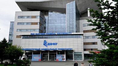 Студенты на фоне сопок Дальнего Востока, символизирующие новый выбор и уют.