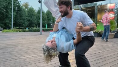 Молодая женщина в пышной юбке и с кокой набекрень, наслаждающаяся осенним днем в Москве.