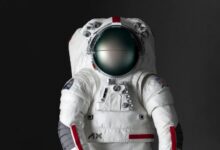 Первая леди-космонавт на фоне космического корабля, символизирующая сотрудничество России и ЮАР в космических исследованиях.