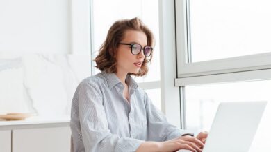 Веб-камера ноутбука, снимающая человека за работой
