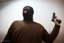 Изображение всевидящего ока с элементами искусственного интеллекта, символизирующее наблюдение и анализ данных.