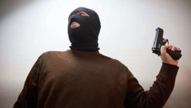 Изображение всевидящего ока с элементами искусственного интеллекта, символизирующее наблюдение и анализ данных.