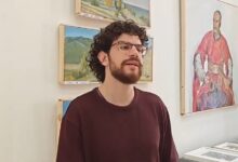 Изображение Кипрского Одиссея на фоне Невы, символизирующее его удивительное путешествие.
