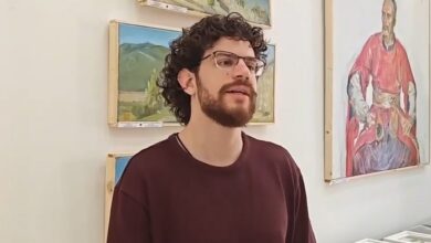 Изображение Кипрского Одиссея на фоне Невы, символизирующее его удивительное путешествие.