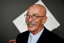 Александр Розенбаум играет на гитаре, выписывая рецепт вечной молодости.