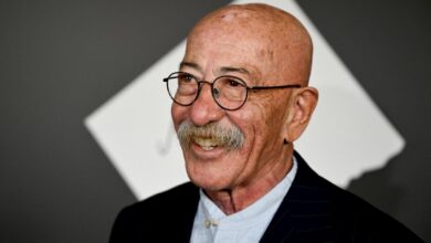 Александр Розенбаум играет на гитаре, выписывая рецепт вечной молодости.