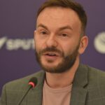 Изображение, символизирующее примирение между наследниками Шаинского и Минпросвещения на фоне нотной записи