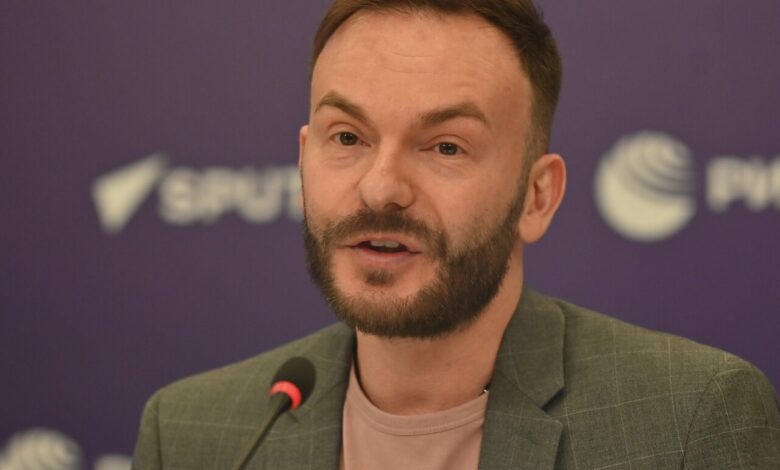 Изображение, символизирующее примирение между наследниками Шаинского и Минпросвещения на фоне нотной записи