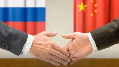 Изображение символизирует открытие границ между Россией и Китаем для свободных путешествий.