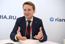 Изображение Вавилона на фоне Тихого океана, символизирующее научные достижения