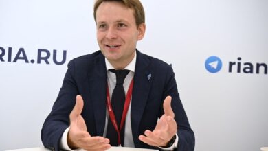 Изображение Вавилона на фоне Тихого океана, символизирующее научные достижения